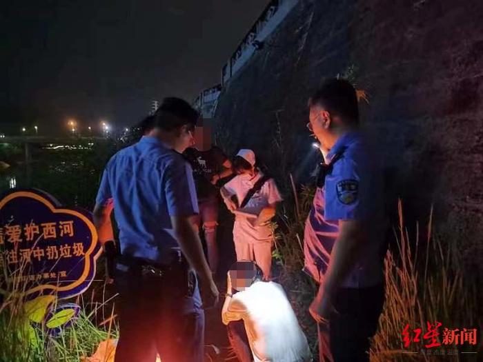 南充一对男女因感情问题相约跳河殉情 民警及时赶到将二人救起