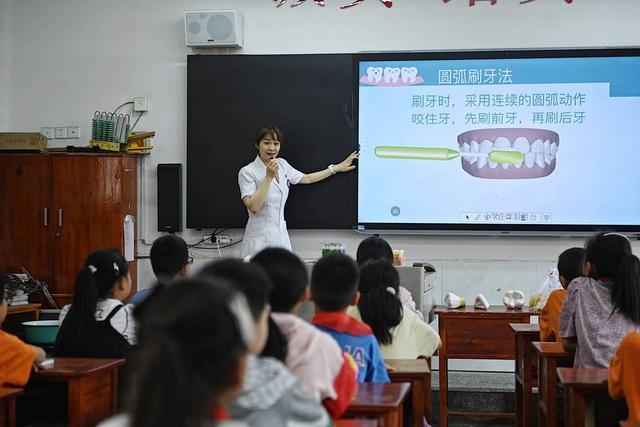 “万名医护走基层”志愿服务总队走进四川眉山洪雅