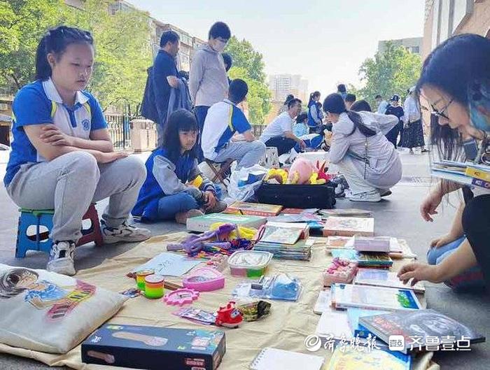 家里的闲置物品拿出来，小学生义卖助残