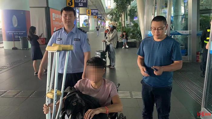 ↑辖区派出所民警到机场接回缅北逃回来的王平