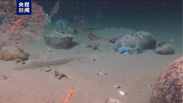 我国南海发现两处古代沉船，文物超十万件