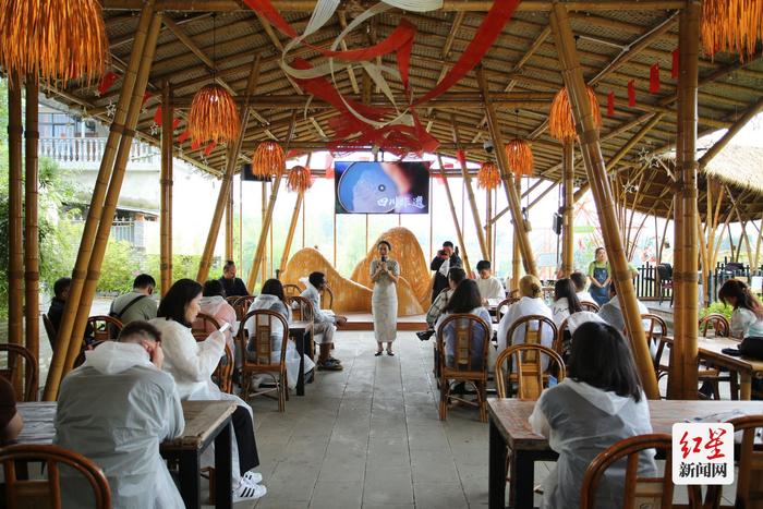 2023中国有约：跟着“老外” 逛武侯祠 体验道明竹编