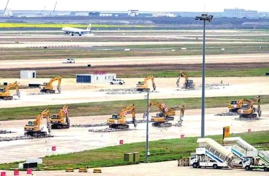 浦东机场E、F滑行道和二跑道提前14天完成不停航施工顺利投运
