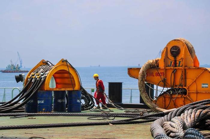 小惊险，超震撼！这个距离陆地20公里的风电场插下“定海神针”