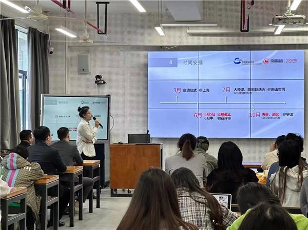 中国服装协会职业装专业委员会副秘书长杨吟寒在浙江理工大学宣讲现场