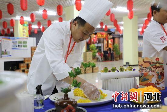 参加展演的餐饮企业在为活动做准备。 秦晶晶 摄