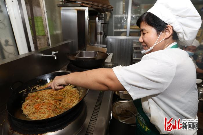 河北一高校食堂阿姨给学生打饭连喊7句宝贝火上热搜，她说打心底里把孩子们当宝贝