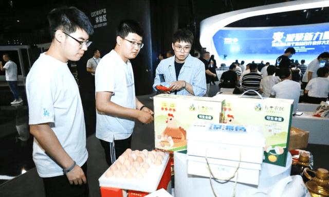 (图: 家乐福、苏宁宜品合作伙伴大会现场,采销现场业务对接)