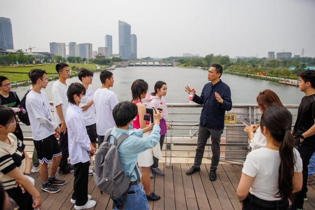 北工大沉浸式大思政课在京杭大运河千荷泻露桥开讲