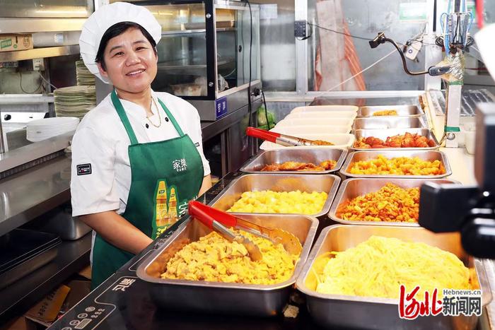 河北一高校食堂阿姨给学生打饭连喊7句宝贝火上热搜，她说打心底里把孩子们当宝贝