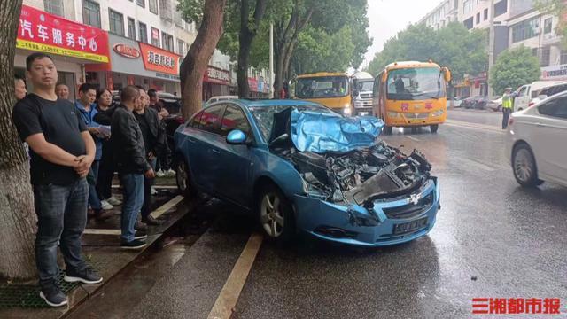 方向盘突然故障，小车逆行撞上水泥罐车