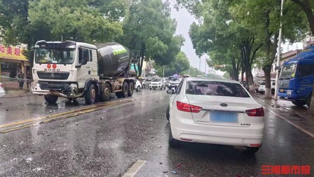 方向盘突然故障，小车逆行撞上水泥罐车