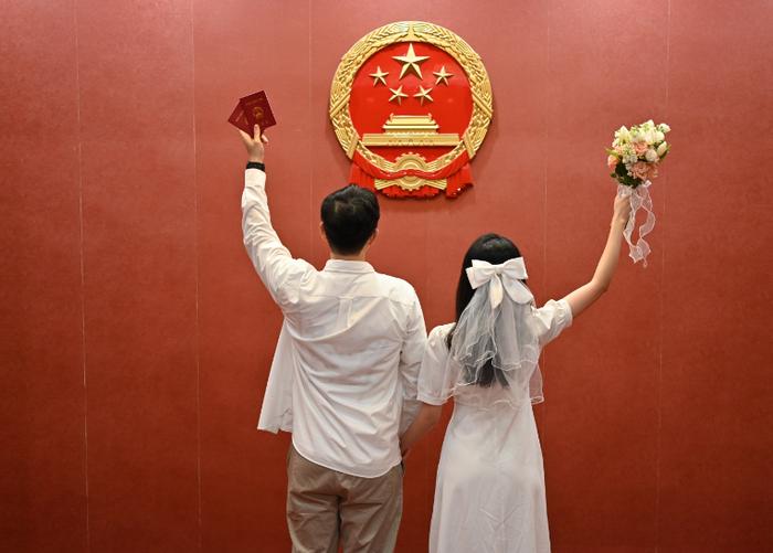21个省份试点婚姻登记“跨省通办”！如何避免重婚骗婚？民政部：探索建立婚姻领域个人信用制度