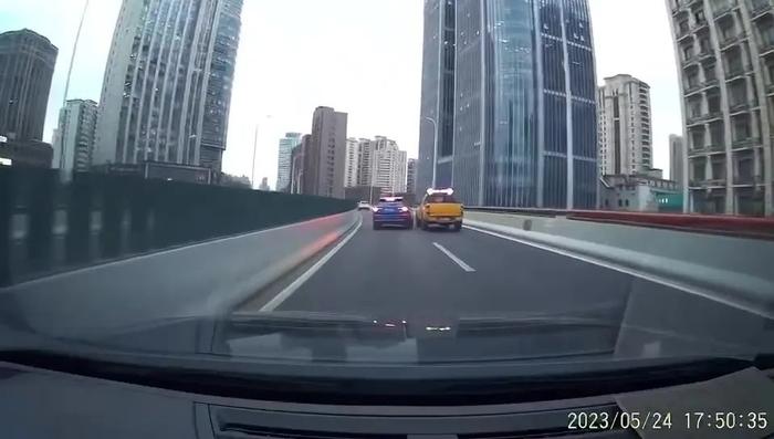 不少上海人被这一幕吓到！内环两车“斗气”，全过程视频曝光，究竟谁之过？或涉什么罪名？