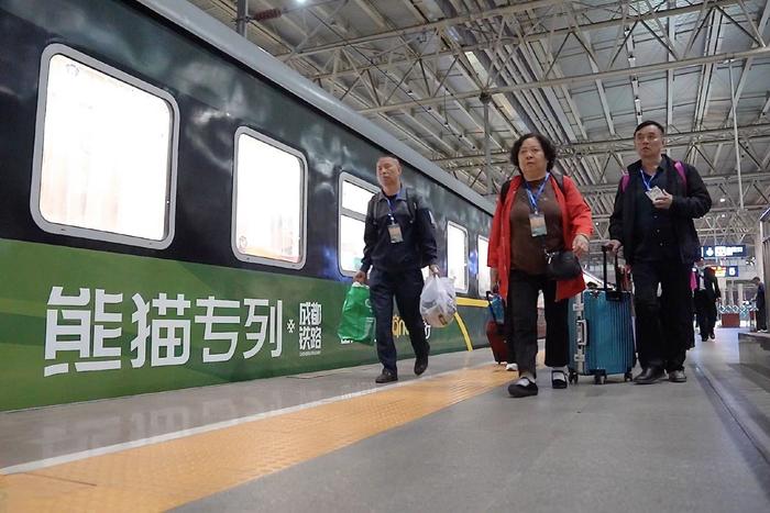 贵州开出首趟“熊猫专列”旅游列车