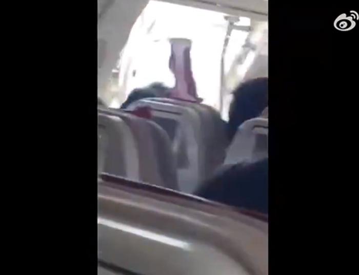 突发！韩亚航空客机飞行途中，舱门在空中打开，多名乘客晕倒！现场图曝光……