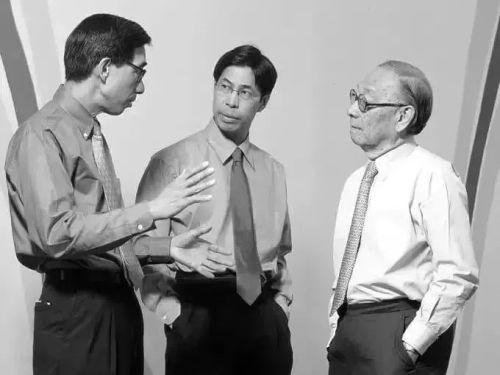 ● 贝聿铭(右一)与儿子贝建中(左一)、贝礼中