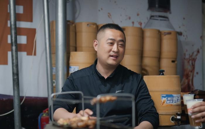 “第一烤场”烧烤店老板李总
