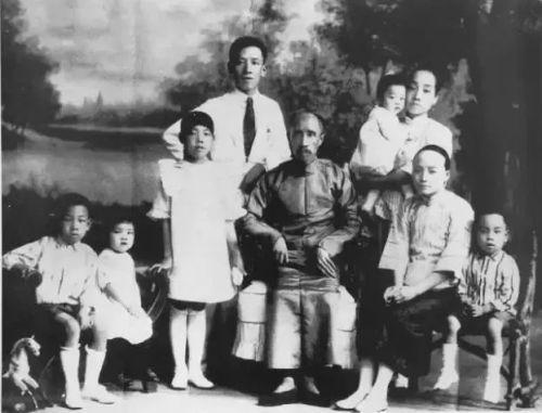 ● 贝氏全家福(左一是贝聿铭)
