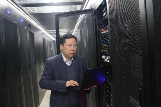 李少波在实验室做检测(受访者供图)