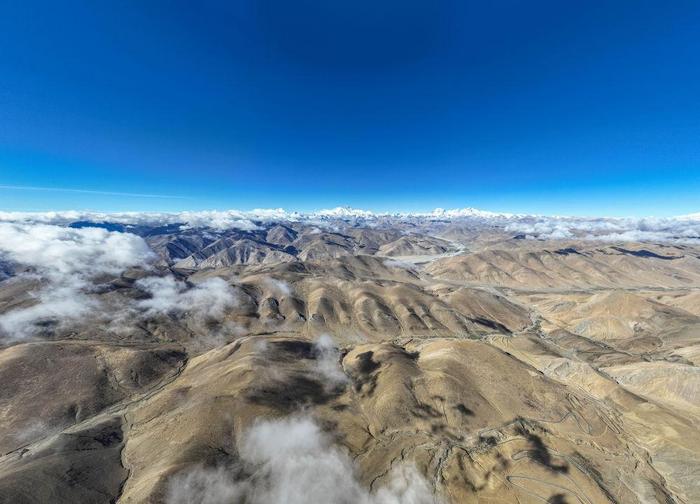 新华全媒+｜天空之眼瞰珠峰：在海拔8000米高空远眺珠峰，是什么样的体验？