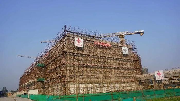 这是2023年5月23日在刚果(金)首都金沙萨拍摄的由中国援建的中部非洲文化艺术中心项目施工现场。