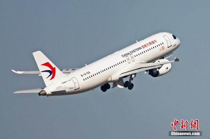 1月28日,東航全球首架C919國產客機從虹橋機場起飛。 中新社記者 殷立勤 攝