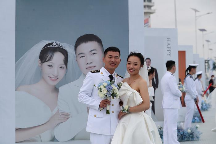 海军集体婚礼有多浪漫？今天，20对新人在上海吴淞军港“撒糖”了