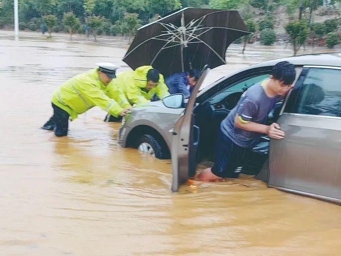 还得是他们！那抹让人心安的警察蓝