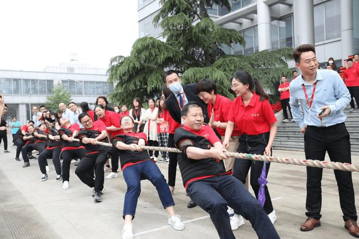 凝心聚力 爱拼敢赢 ——2023年北京经开区“博大杯”职工拔河比赛加多宝分站赛成功举办