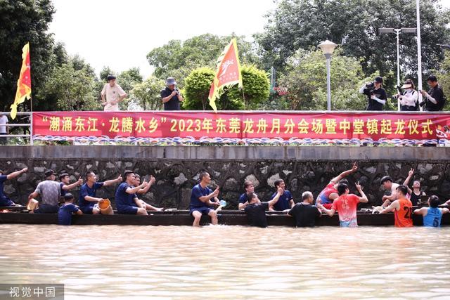 广东东莞举办端午节龙舟起龙仪式