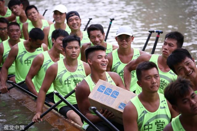 广东东莞举办端午节龙舟起龙仪式