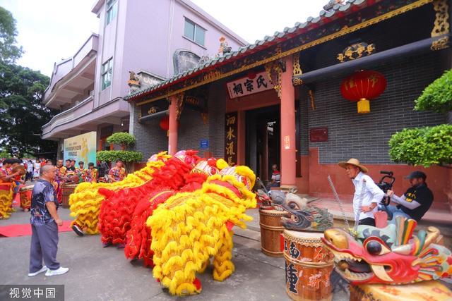 广东东莞举办端午节龙舟起龙仪式