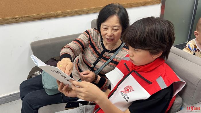 ▲居民们在认真学习英语