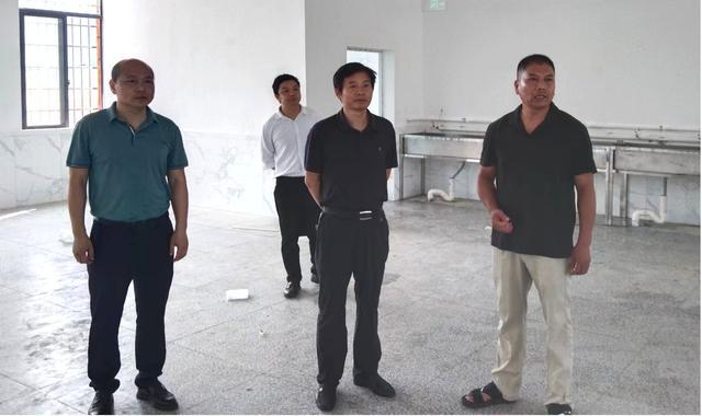 安仁县委常委、县委办主任李晓峰到龙市中学开展食品安全“两个责任”督导工作