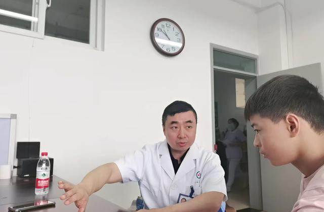骨科博士坐诊专家问诊室，科医志愿服务走进重庆市优秀运动队