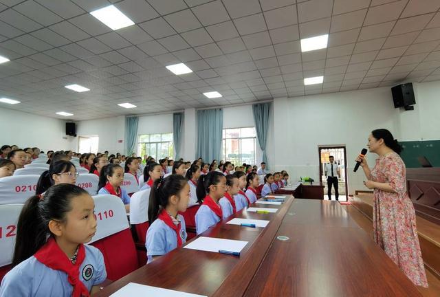 情暖六一与爱“童”行 四川省达州市中心医院到宣汉县育才石岭小学送健康