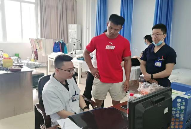 骨科博士坐诊专家问诊室，科医志愿服务走进重庆市优秀运动队