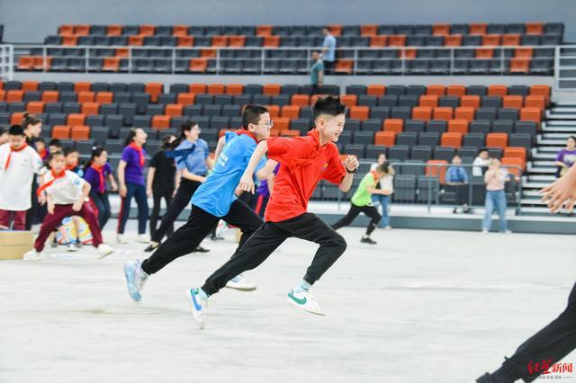 奥运冠军助阵成都青少年法治运动会，200名小朋友现场挑战冰壶、学习法律