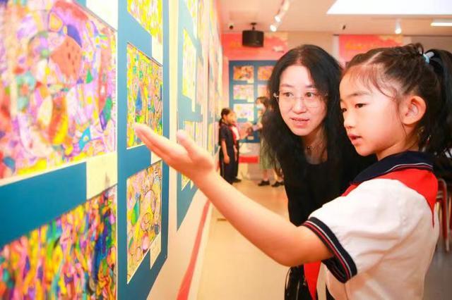 灯市口小学师生开起书画展 600余件师生作品庆“六一”