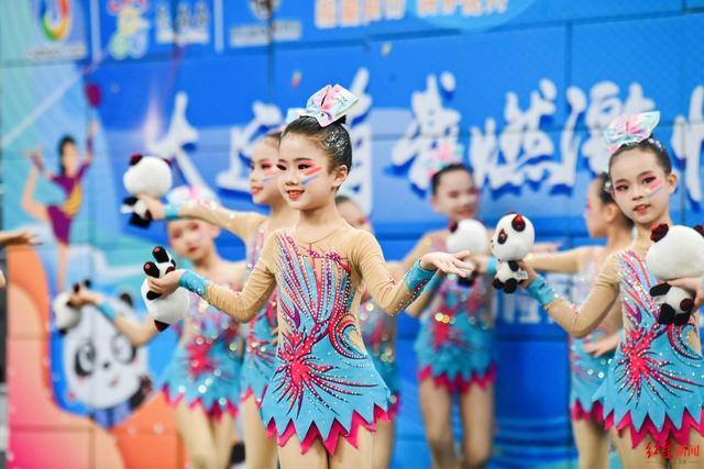 奥运冠军助阵成都青少年法治运动会，200名小朋友现场挑战冰壶、学习法律