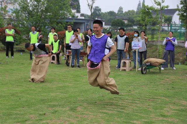 “拔河比赛”“袋鼠接力跳”……趣味运动会上好热闹！