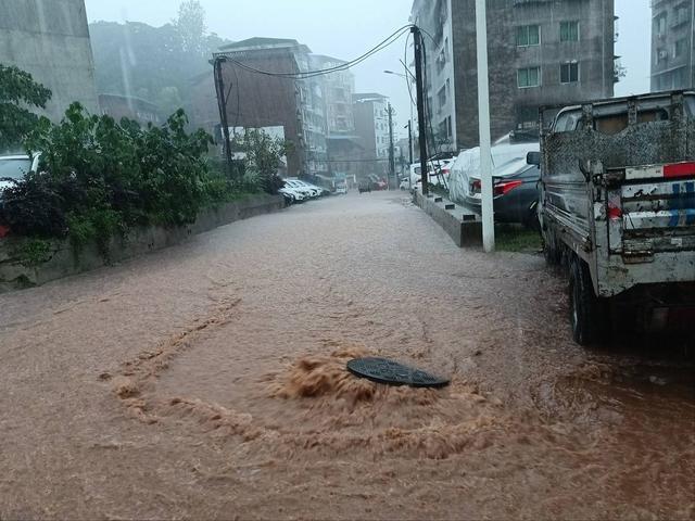 四川达州发布暴雨橙色预警 截至5月31日11时有18个站累计雨量超50毫米