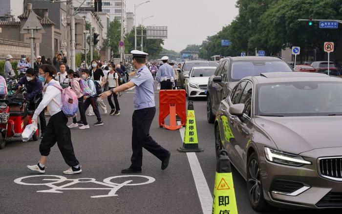 锥筒标牌更醒目，北京市西城区12所学校门前启用新型交通安全设施