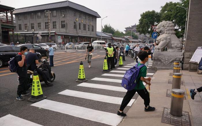 锥筒标牌更醒目，北京市西城区12所学校门前启用新型交通安全设施