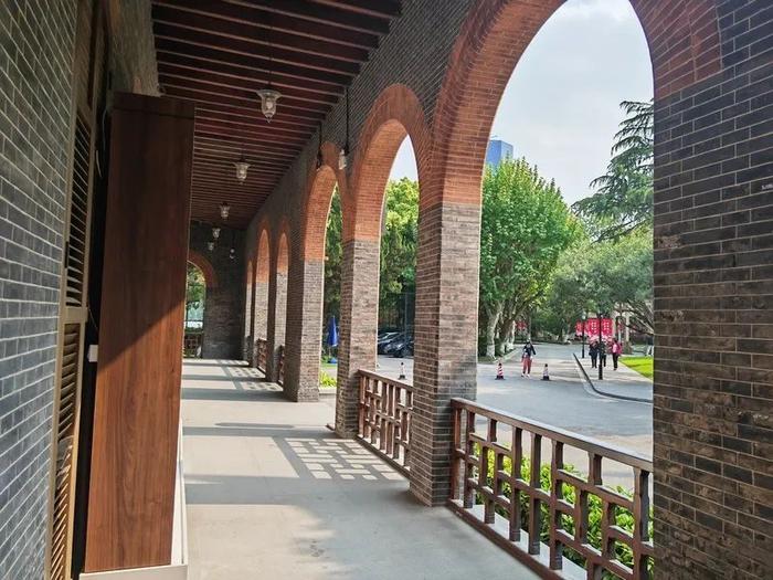 乘船去华政！上海这个美了140多年的校园，可以用独特的方式打卡啦，花2.5小时看建筑听故事