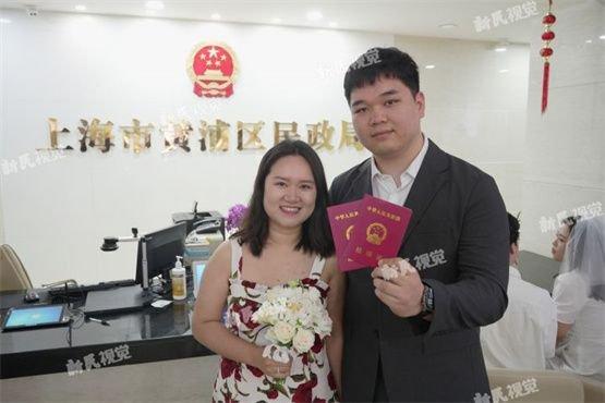 上海婚姻登记“跨省通办”首日迎来百对新人，退掉火车票去领结婚证