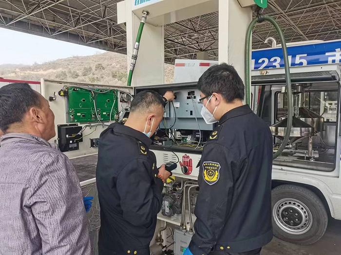 甘肃省华亭市市场监管局加强加油机计量检测工作