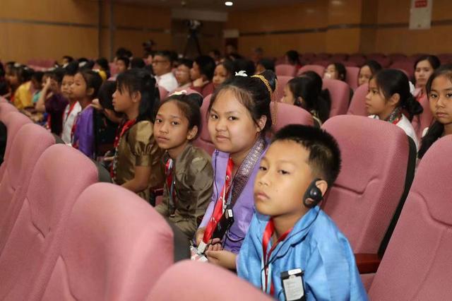 100名老挝学生观摩中国少年法庭模拟庭审