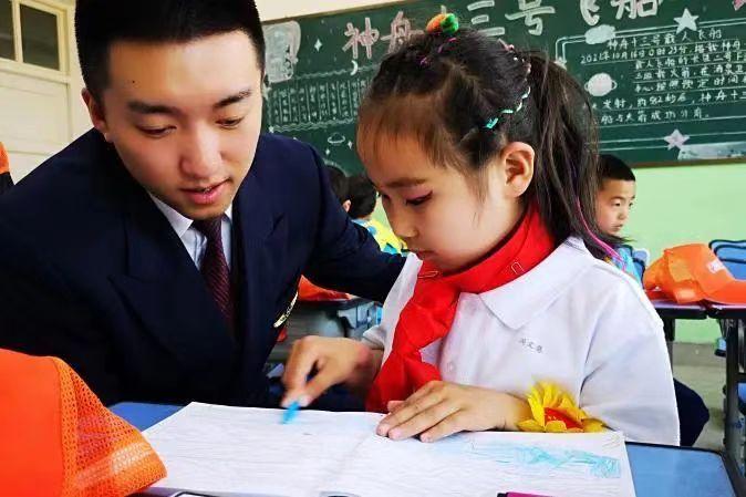 这个儿童节，东航为各定点帮扶地区的孩子们送去温暖